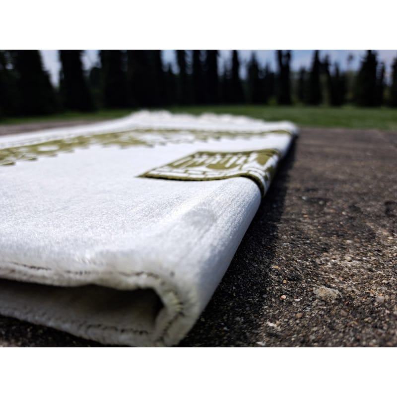 Tapis KAABA - Fond BLANC Motif VERT SAPIN